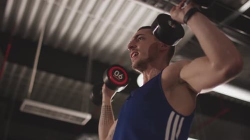 Entrenamiento de culturista con mancuernas
