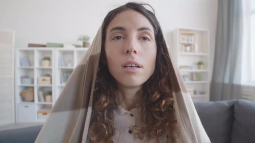 Femme caucasienne malade éternuant