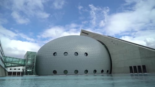 Gebäude der modernen Architektur und Blue Sky 4K