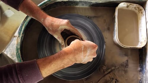 Potier mâle fabriquant un pot