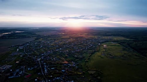 Luftaufnahme des schönen Dorfes bei Sonnenuntergang im Sommer