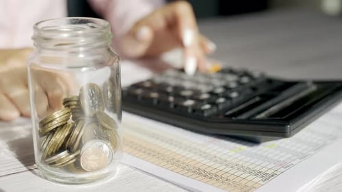 Una mujer está calculando sus gastos por un mes