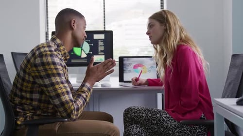 Mann und Frau arbeiten am Computer