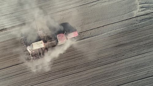 Land und Landwirtschaft, Ackerschlepper pflügen die Erde im Feld, Staub im Feld, Ansicht von