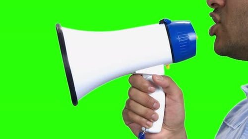 Homem sério falando na vista lateral do megafone