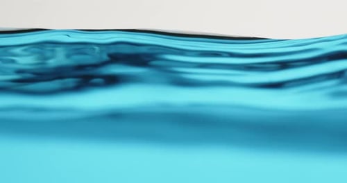 Blaue Wasseroberfläche in Bewegung mit Wellen, die abstrakte Formen erzeugen