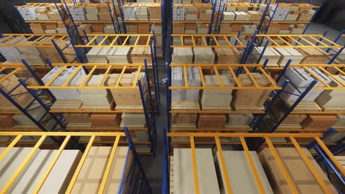 Entrepôt avec boîtes en carton à l'intérieur sur des rayonnages à palettes
