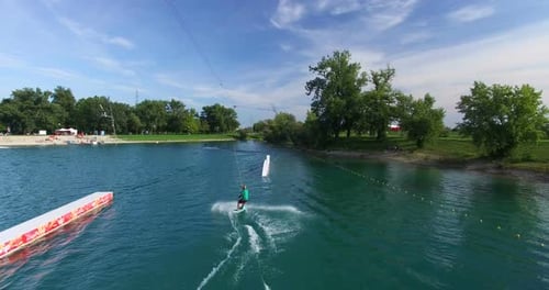 Rückansicht von Man Wakeboarding im Wake Park in Zagreb, Kroatien