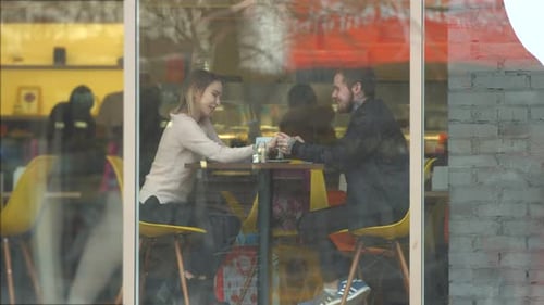 Junges Paar im Café