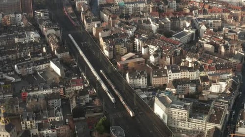AERIAL: Europäisches Eisenbahnsystem in Köln Deutschland mit zwei Zügen