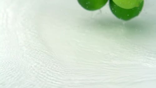 In Zeitlupe fallende Limetten