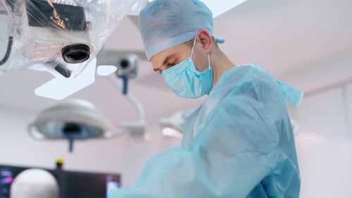 Der Chirurg macht Operation. Porträtaufnahme im Operationssaal eines Arztes