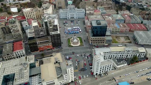 Órbita aérea de edificios y automóviles que circulan por las calles que rodean la Plaza Sotomayor, centro cívico