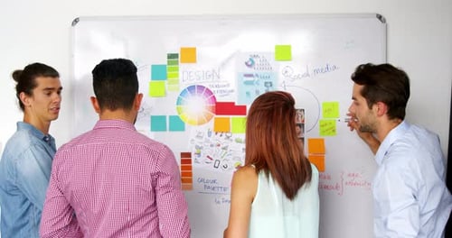 Führungskräfte schreiben auf Whiteboard mit Marker