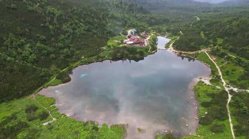 Vue aérienne du lac Zelene pleso dans les Hautes Tatras en Slovaquie