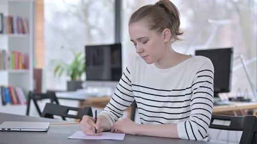 Nachdenkliche junge Frau macht Papierkram in der Bibliothek