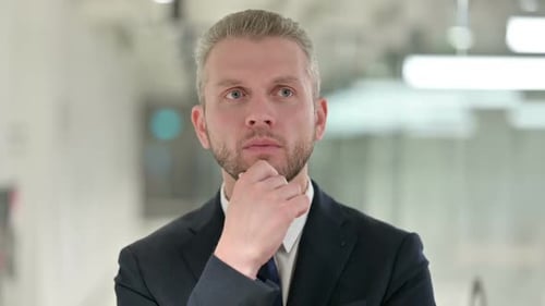 Retrato de jovem empresário pensativo pensando em algo