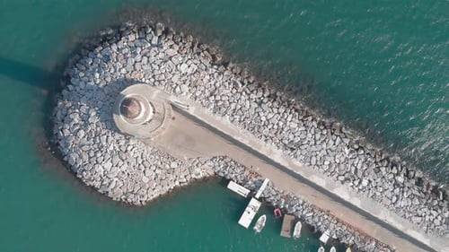 Fischerboote in der Nähe des alten weißen Leuchtturms in der blauen Lagune