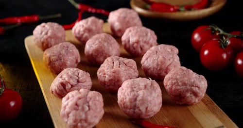Fresh Raw Meatballs with Tomatoes and Peppers