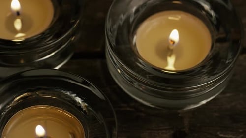 Bougies à thé avec mèches flamboyantes sur fond en bois - CANDLES 024