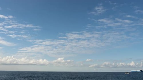 Wolken schweben schnell im Zeitraffer