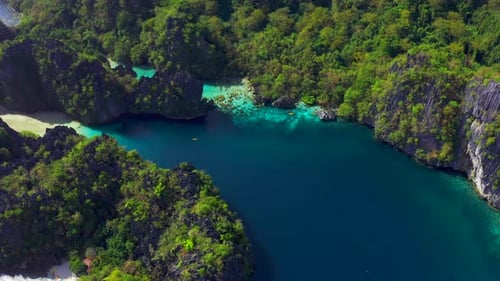 Felsige Berge mit großen Paradieslagunen in El Nido, Palawan, Philippinen. Luftbild