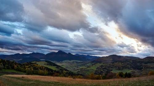 Herbstliche ländliche Landschaft in der Abenddämmerung. Dicke Wolken bei Sonnenuntergang. Farbenfrohe Bäume im Herbst. 4K