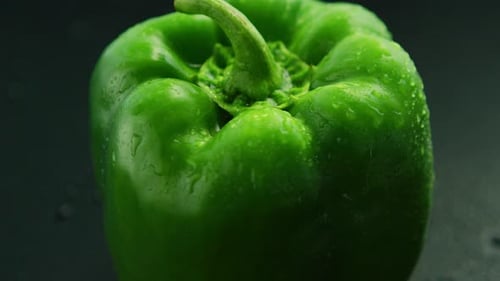 Nahaufnahme von feuchtem grünem Pfeffer