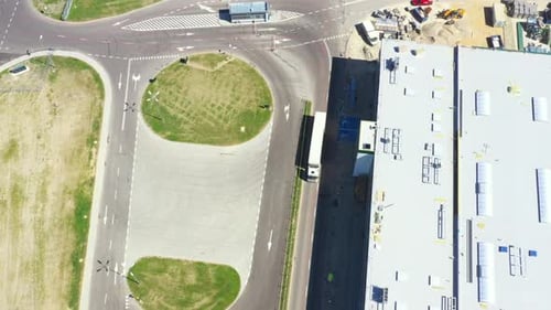 Luftaufnahme der industriellen Lagerladestelle, wo viele LKW mit Sattelaufliegern Merchandis laden
