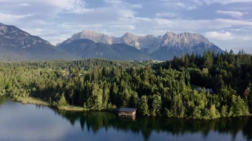 Toma de Zumbido del lago Barmsee cerca de Kruen en Alta Baviera, Alemania