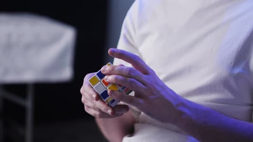 Hombre que lleva topógrafo EEG para examinar el cerebro médico haciendo electrograma de la actividad del cuero cabelludo