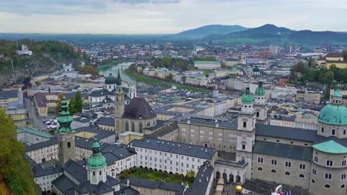 Blick vom Schloss Hohensalzburg auf den Kapitelplatz und den Salzburger Dom, Österreich