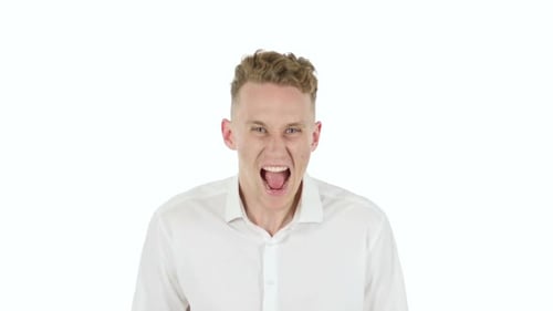 Schreiender lauter junger Geschäftsmann weißer Hintergrund