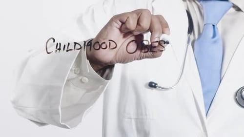 Un médecin asiatique écrit sur l'obésité infantile