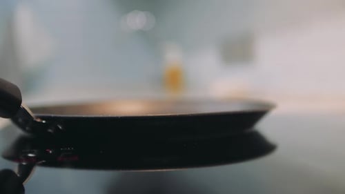 Leere Pfannkuchen auf Induktionskochfeld