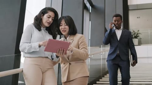 Бизнесмены, использующие гаджеты в офисе