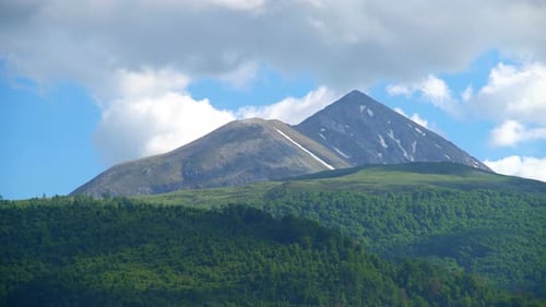 Grünes Gras auf Bergwiese mit Zeitraffer im Kosovo
