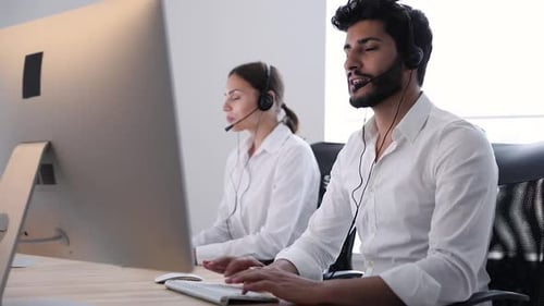 Contact Center Agent Consulting Customers Online