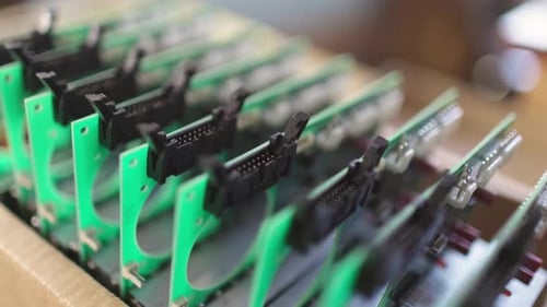 Foto deslizante de um grande microcircuito verde com componentes