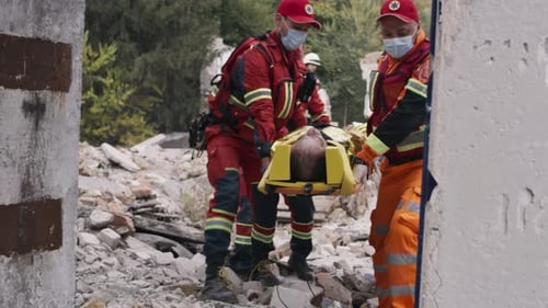 Paramédicos carregando sobrevivente após cataclismo