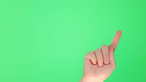 Mão masculina mostrando gestos multitoque na tela verde, tecla cromática
