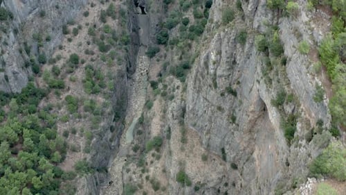 Drohnenvideo eines Gebirgsflusses, der zwischen Felsen in einer Schlucht fließt i