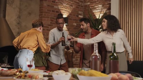 Jovens dançando durante a festa