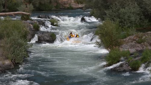 Superzeitlupenaufnahme einer Gruppe von Menschen Wildwasser-Rafting, aufgenommen auf Phantom Flex 4K