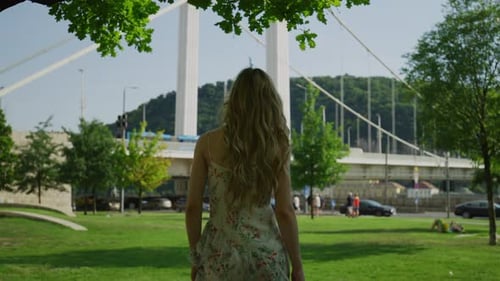 Femme marchant vers le pont Elisabeth