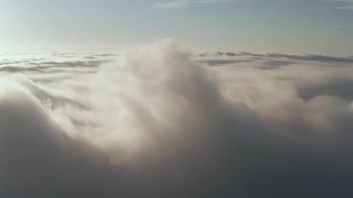 Mit der späten Sonne über die Abendwolken fliegen