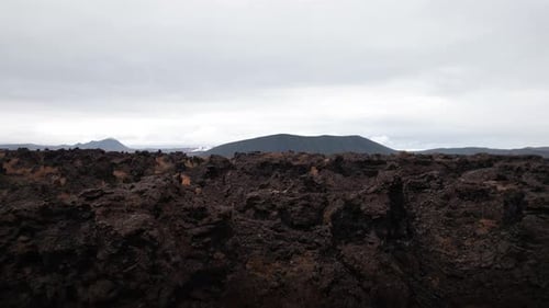 Drohne über Vulkangestein und Terrain von Dimmuborgir