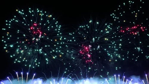 Buntes Feuerwerk explodiert am Nachthimmel