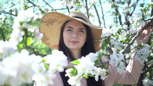 Schöne junge Frau genießt Apfelblühen Frühlingsgarten