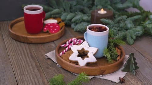 Heißes Wintergetränk: Schokolade in einer nackten Tasse. Weihnachtszeit. Gemütliche Wohnatmosphäre, hölzerner Hintergrund